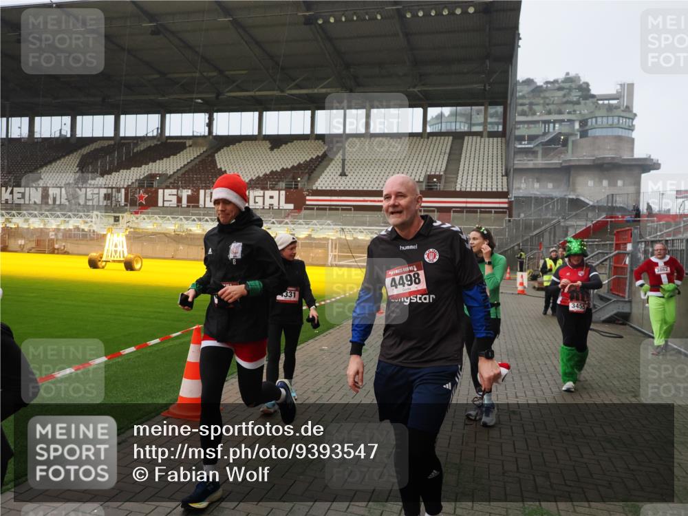 07.12.2025 - St. Pauli X-Mass-Run No. 15 Fabian Wolf http://msf.ph/oto/9393547 07.12.2025 10:19:09 Ziel 3455, 3724, 3975, 3976, 4330, 4331, 4436, 4437, 4438, 4473, 4475, 4498 meine-sportfotos.de