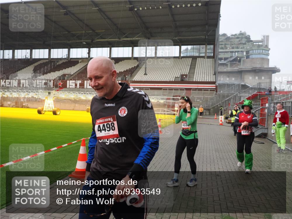 07.12.2025 - St. Pauli X-Mass-Run No. 15 Fabian Wolf http://msf.ph/oto/9393549 07.12.2025 10:19:10 Ziel 3455, 3724, 3975, 3976, 4330, 4331, 4436, 4437, 4438, 4473, 4475, 4498 meine-sportfotos.de