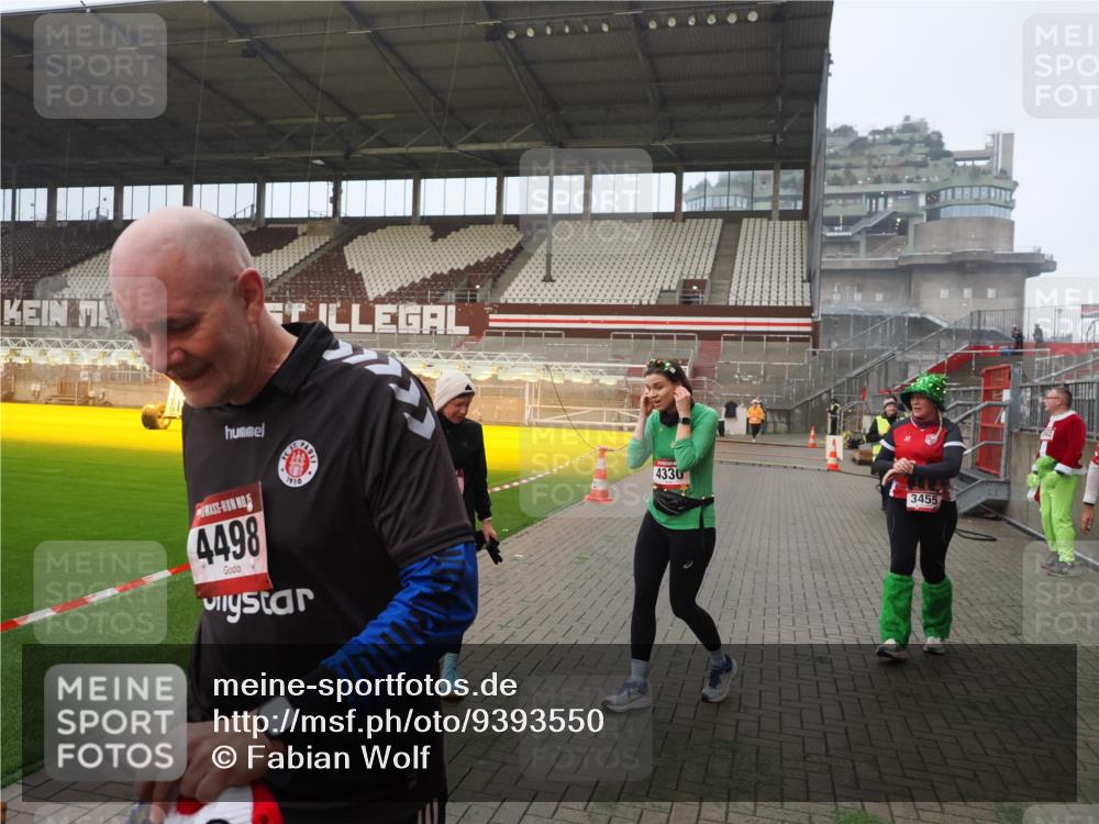 07.12.2025 - St. Pauli X-Mass-Run No. 15 Fabian Wolf http://msf.ph/oto/9393550 07.12.2025 10:19:10 Ziel 3455, 3724, 3975, 3976, 4330, 4331, 4436, 4437, 4438, 4473, 4475, 4498 meine-sportfotos.de