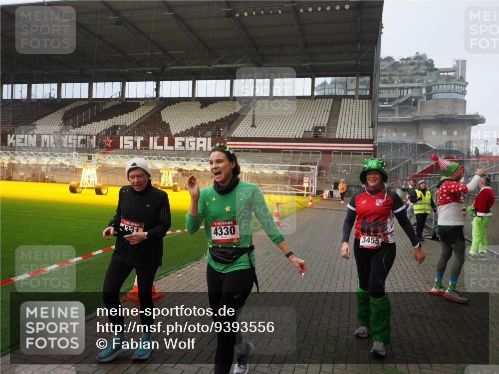 07.12.2025 - St. Pauli X-Mass-Run No. 15 Fabian Wolf http://msf.ph/oto/9393556 07.12.2025 10:19:11 Ziel 3455, 3724, 3975, 3976, 4330, 4331, 4436, 4437, 4438, 4473, 4475, 4498 meine-sportfotos.de