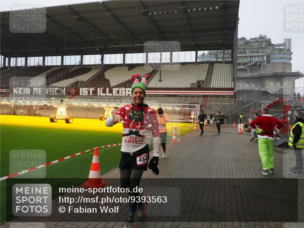 07.12.2025 - St. Pauli X-Mass-Run No. 15 Fabian Wolf http://msf.ph/oto/9393563 07.12.2025 10:19:18 Ziel 3455, 3695, 3724, 4115, 4330, 4436, 4437, 4438, 4466, 4473, 4475 meine-sportfotos.de