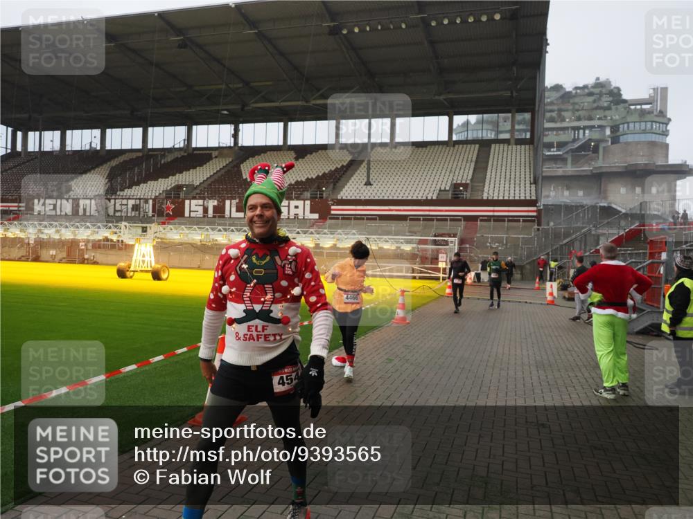 07.12.2025 - St. Pauli X-Mass-Run No. 15 Fabian Wolf http://msf.ph/oto/9393565 07.12.2025 10:19:19 Ziel 3695, 3724, 4115, 4436, 4437, 4438, 4466, 4473, 4475 meine-sportfotos.de