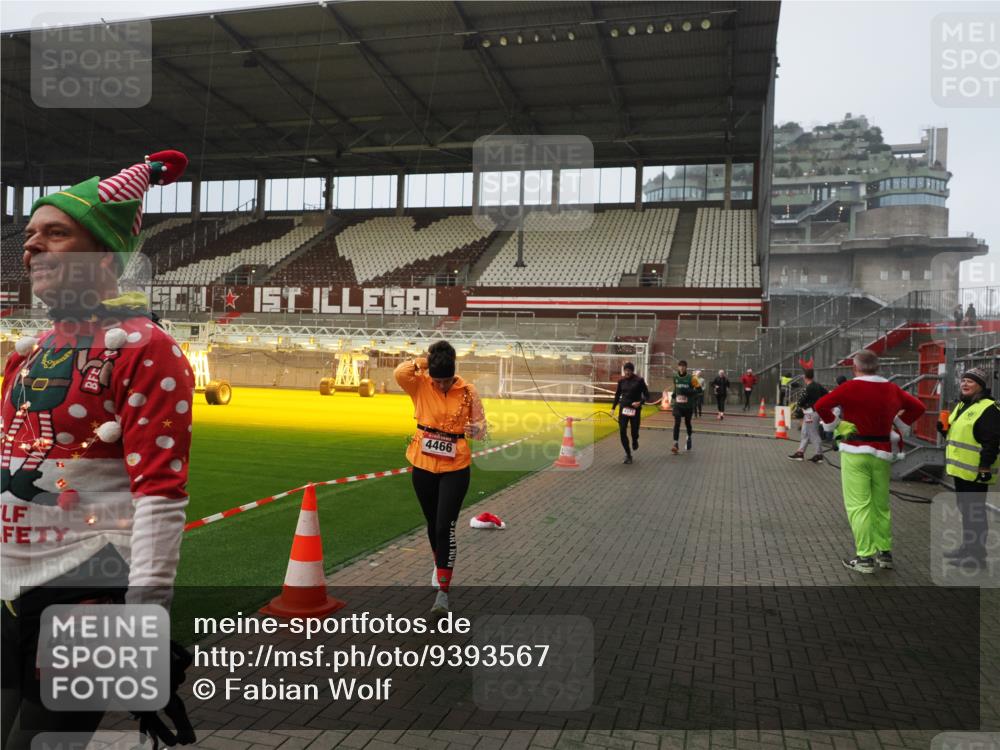 07.12.2025 - St. Pauli X-Mass-Run No. 15 Fabian Wolf http://msf.ph/oto/9393567 07.12.2025 10:19:19 Ziel 3695, 3724, 4115, 4436, 4437, 4438, 4466, 4473, 4475 meine-sportfotos.de