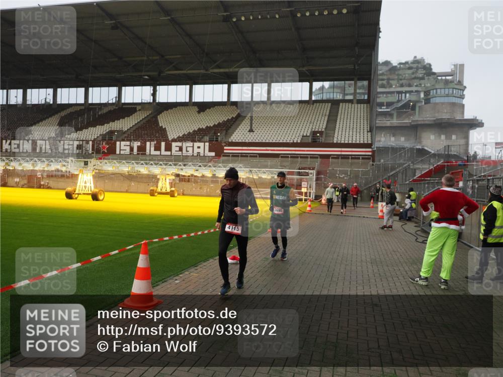 07.12.2025 - St. Pauli X-Mass-Run No. 15 Fabian Wolf http://msf.ph/oto/9393572 07.12.2025 10:19:22 Ziel 3011, 3013, 3695, 4115, 4466 meine-sportfotos.de