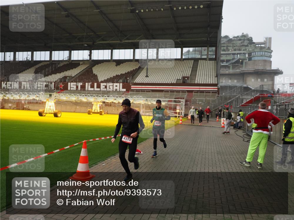 07.12.2025 - St. Pauli X-Mass-Run No. 15 Fabian Wolf http://msf.ph/oto/9393573 07.12.2025 10:19:22 Ziel 3011, 3013, 3695, 4115, 4466 meine-sportfotos.de