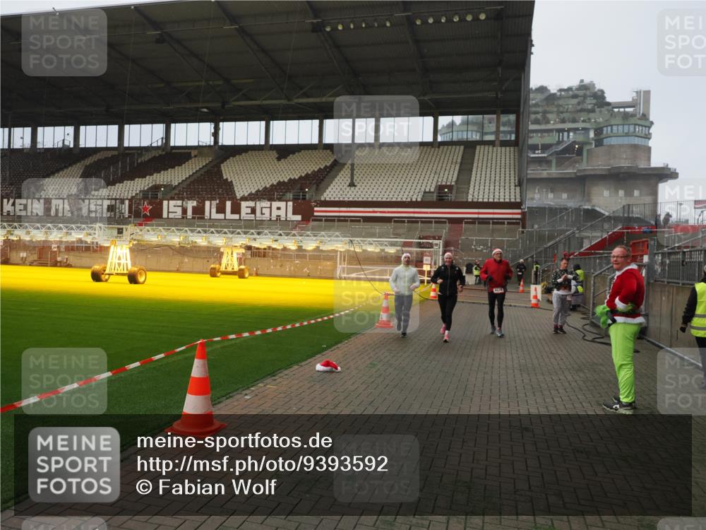 07.12.2025 - St. Pauli X-Mass-Run No. 15 Fabian Wolf http://msf.ph/oto/9393592 07.12.2025 10:19:27 Ziel 2750, 3011, 3013, 3695, 4038, 4115, 4466 meine-sportfotos.de