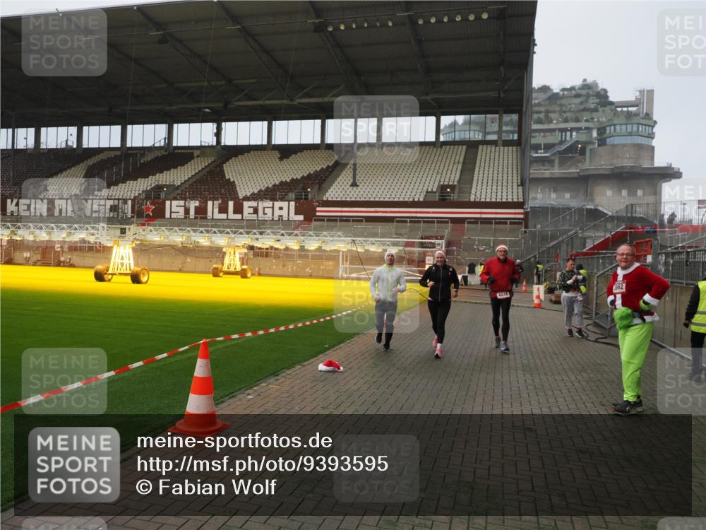 07.12.2025 - St. Pauli X-Mass-Run No. 15 Fabian Wolf http://msf.ph/oto/9393595 07.12.2025 10:19:28 Ziel 2750, 3011, 3013, 3695, 4038, 4115, 4466 meine-sportfotos.de