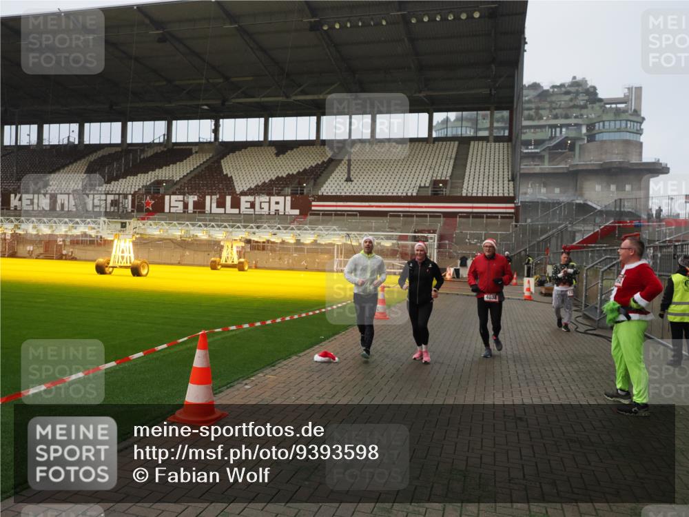 07.12.2025 - St. Pauli X-Mass-Run No. 15 Fabian Wolf http://msf.ph/oto/9393598 07.12.2025 10:19:29 Ziel 2750, 3011, 3013, 3695, 4038, 4115, 4466 meine-sportfotos.de