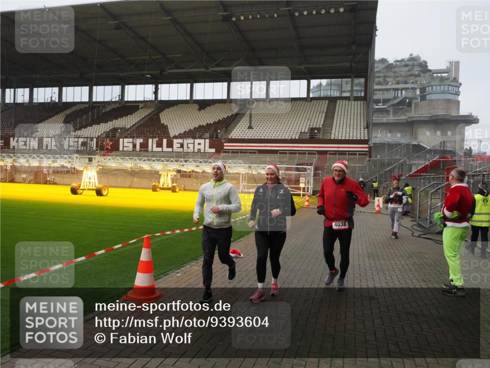 07.12.2025 - St. Pauli X-Mass-Run No. 15 Fabian Wolf http://msf.ph/oto/9393604 07.12.2025 10:19:30 Ziel 658, 2750, 3011, 3013, 3695, 4038, 4115, 4466 meine-sportfotos.de