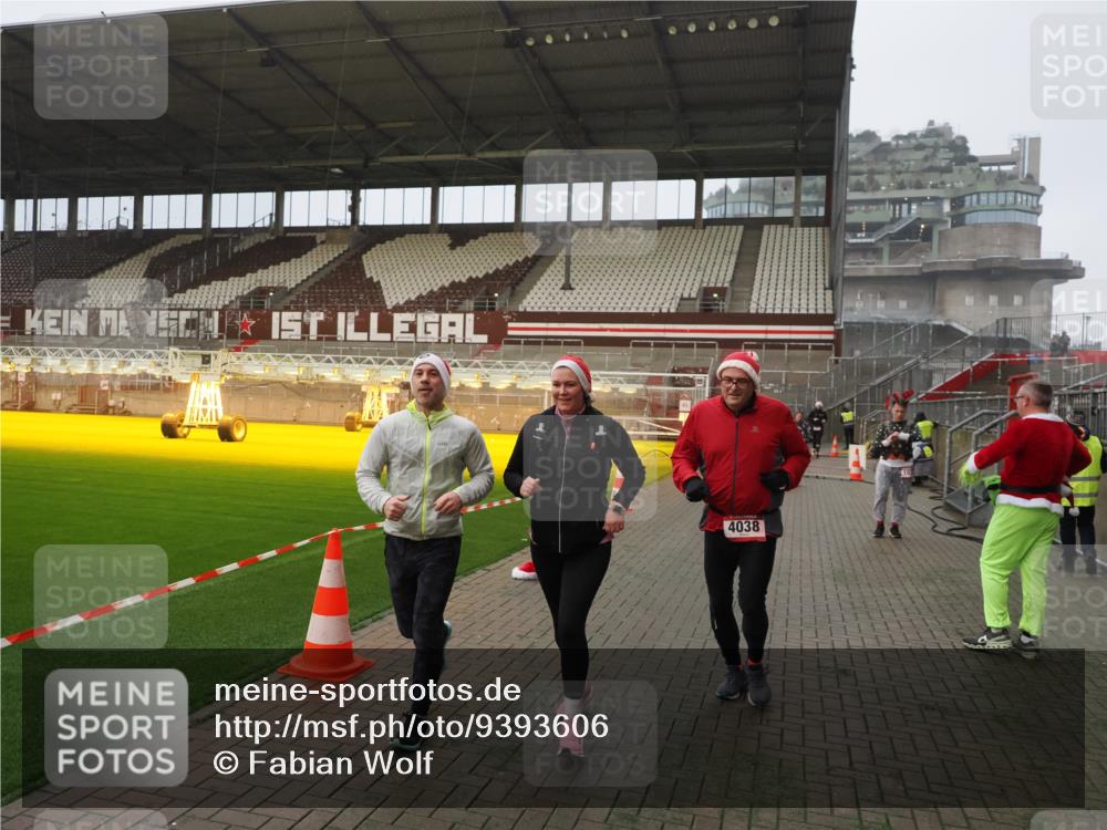 07.12.2025 - St. Pauli X-Mass-Run No. 15 Fabian Wolf http://msf.ph/oto/9393606 07.12.2025 10:19:30 Ziel 658, 2750, 3011, 3013, 3695, 4038, 4115, 4466 meine-sportfotos.de