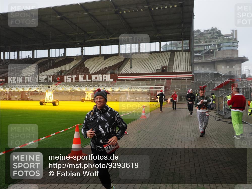 07.12.2025 - St. Pauli X-Mass-Run No. 15 Fabian Wolf http://msf.ph/oto/9393619 07.12.2025 10:19:37 Ziel 658, 661, 2750, 3011, 3013, 4038, 4074 meine-sportfotos.de