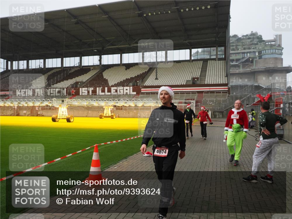 07.12.2025 - St. Pauli X-Mass-Run No. 15 Fabian Wolf http://msf.ph/oto/9393624 07.12.2025 10:19:45 Ziel 658, 661, 2750, 4074 meine-sportfotos.de