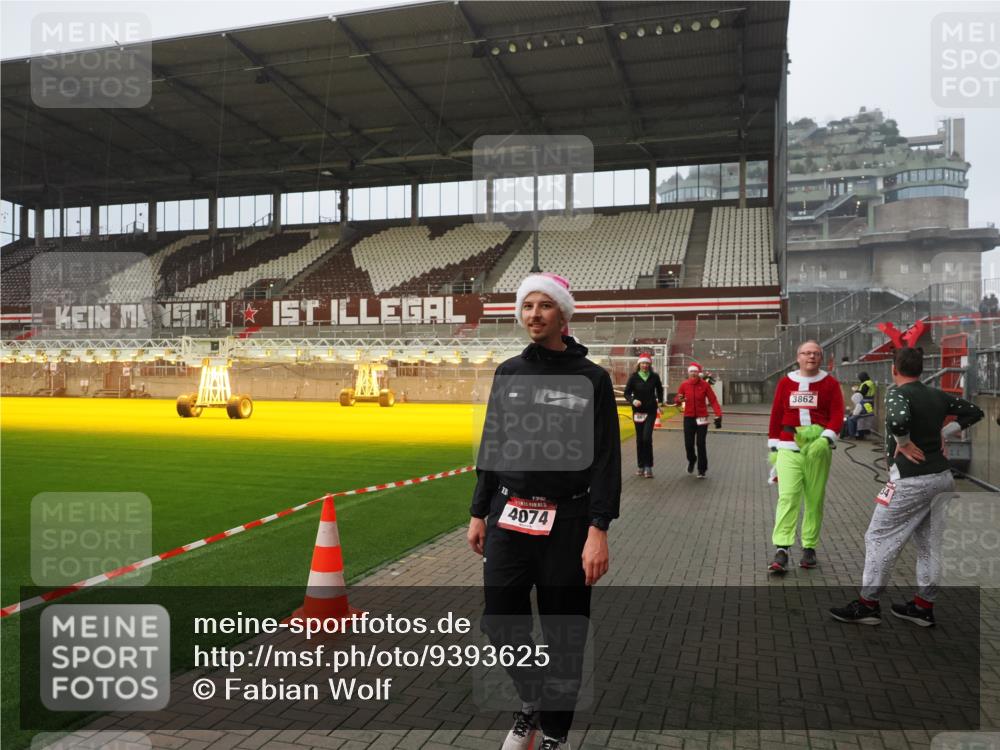 07.12.2025 - St. Pauli X-Mass-Run No. 15 Fabian Wolf http://msf.ph/oto/9393625 07.12.2025 10:19:45 Ziel 658, 661, 2750, 4074 meine-sportfotos.de
