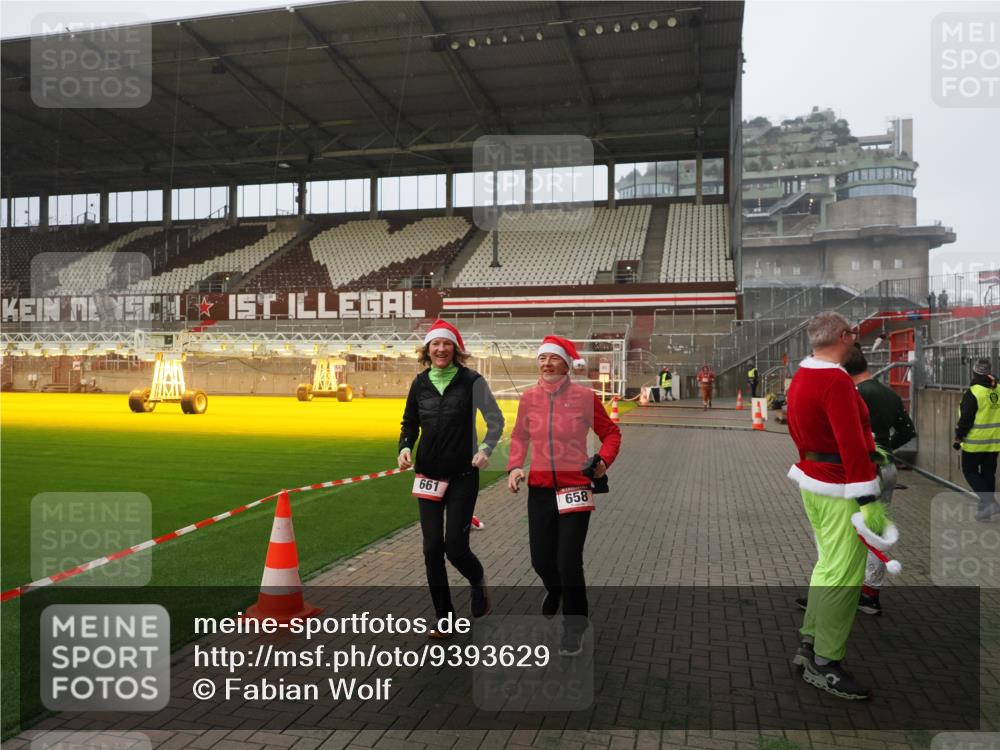 07.12.2025 - St. Pauli X-Mass-Run No. 15 Fabian Wolf http://msf.ph/oto/9393629 07.12.2025 10:19:49 Ziel 658, 661, 4074 meine-sportfotos.de