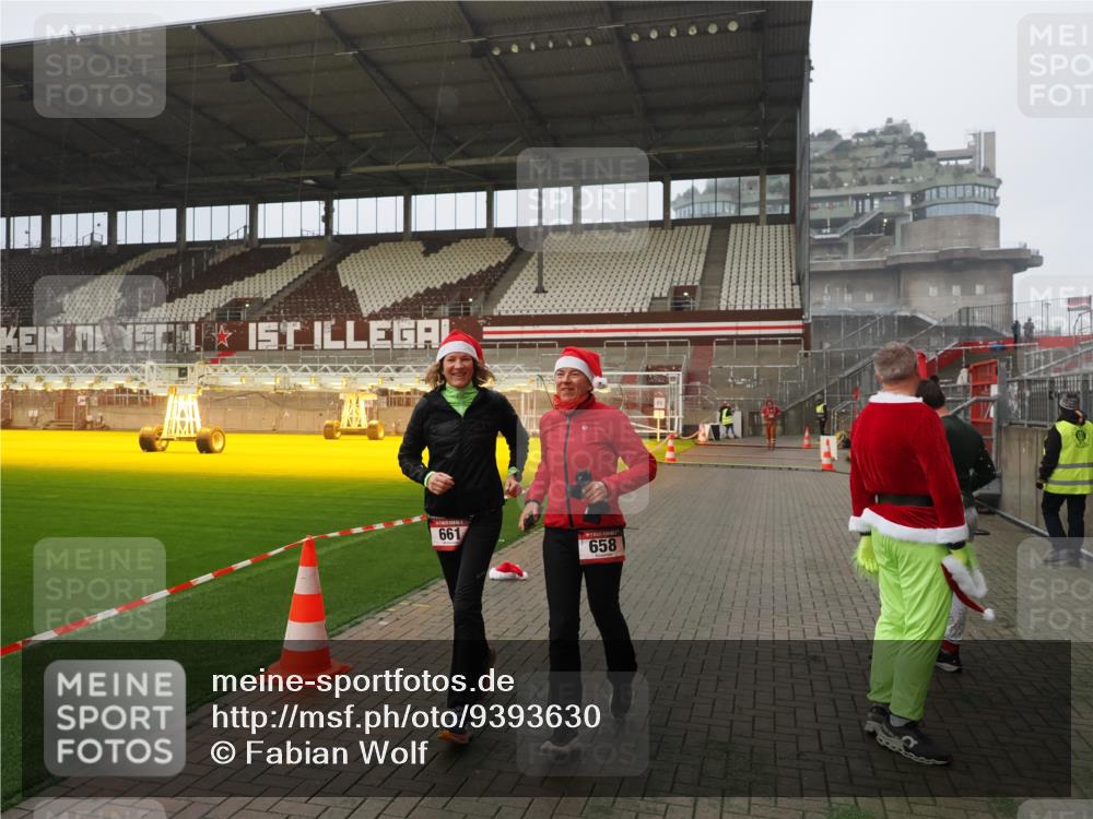07.12.2025 - St. Pauli X-Mass-Run No. 15 Fabian Wolf http://msf.ph/oto/9393630 07.12.2025 10:19:49 Ziel 658, 661, 4074 meine-sportfotos.de