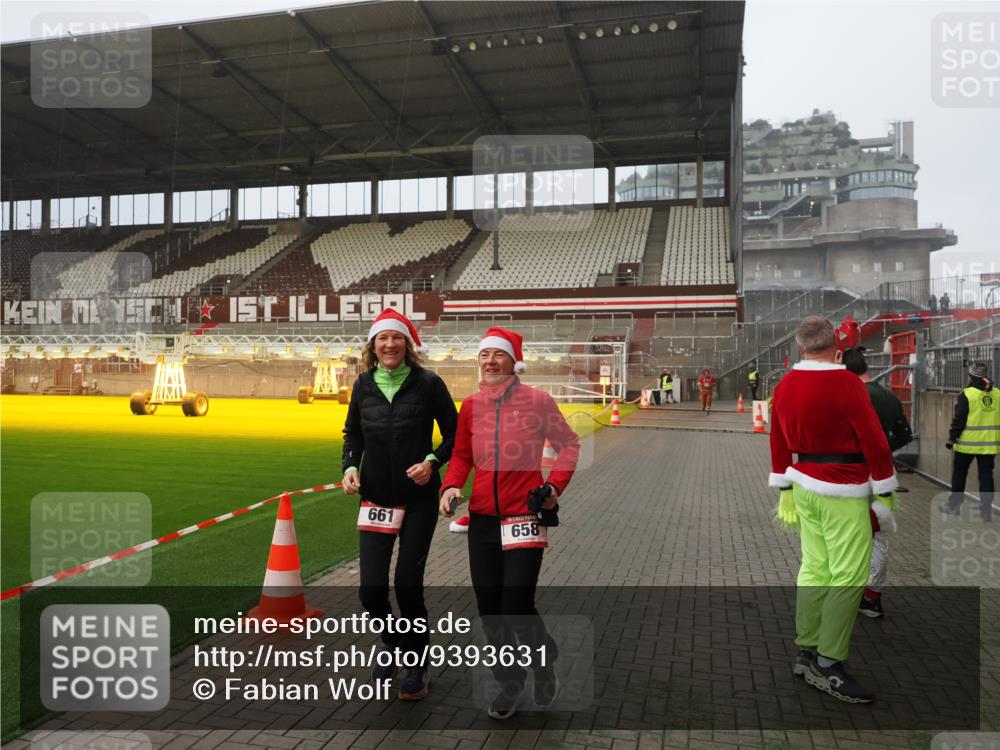 07.12.2025 - St. Pauli X-Mass-Run No. 15 Fabian Wolf http://msf.ph/oto/9393631 07.12.2025 10:19:49 Ziel 658, 661, 4074 meine-sportfotos.de