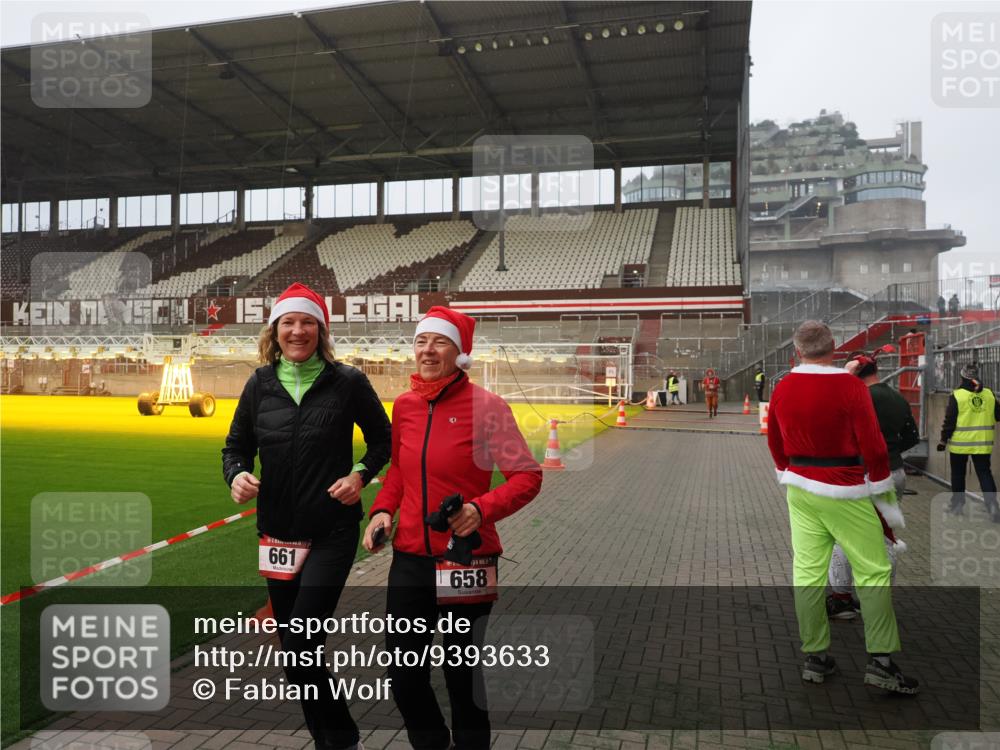 07.12.2025 - St. Pauli X-Mass-Run No. 15 Fabian Wolf http://msf.ph/oto/9393633 07.12.2025 10:19:49 Ziel 658, 661, 4074 meine-sportfotos.de