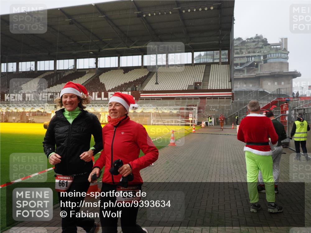 07.12.2025 - St. Pauli X-Mass-Run No. 15 Fabian Wolf http://msf.ph/oto/9393634 07.12.2025 10:19:50 Ziel 658, 661, 3893, 4074 meine-sportfotos.de