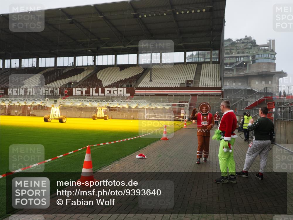 07.12.2025 - St. Pauli X-Mass-Run No. 15 Fabian Wolf http://msf.ph/oto/9393640 07.12.2025 10:19:58 Ziel 2238, 3846, 3871, 3893 meine-sportfotos.de
