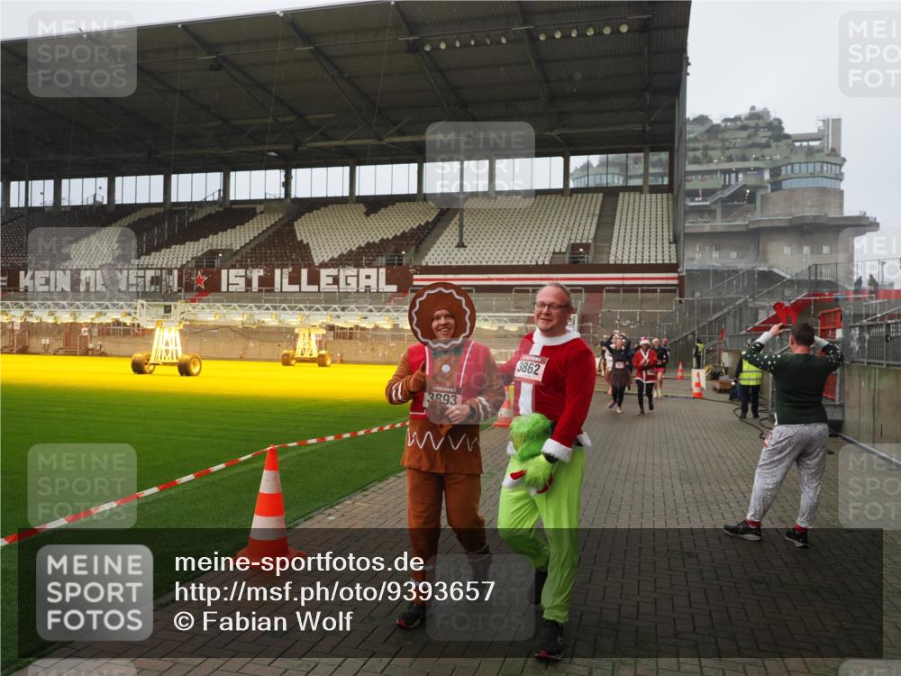 07.12.2025 - St. Pauli X-Mass-Run No. 15 Fabian Wolf http://msf.ph/oto/9393657 07.12.2025 10:20:01 Ziel 1364, 1903, 2238, 2751, 3846, 3871, 3893 meine-sportfotos.de