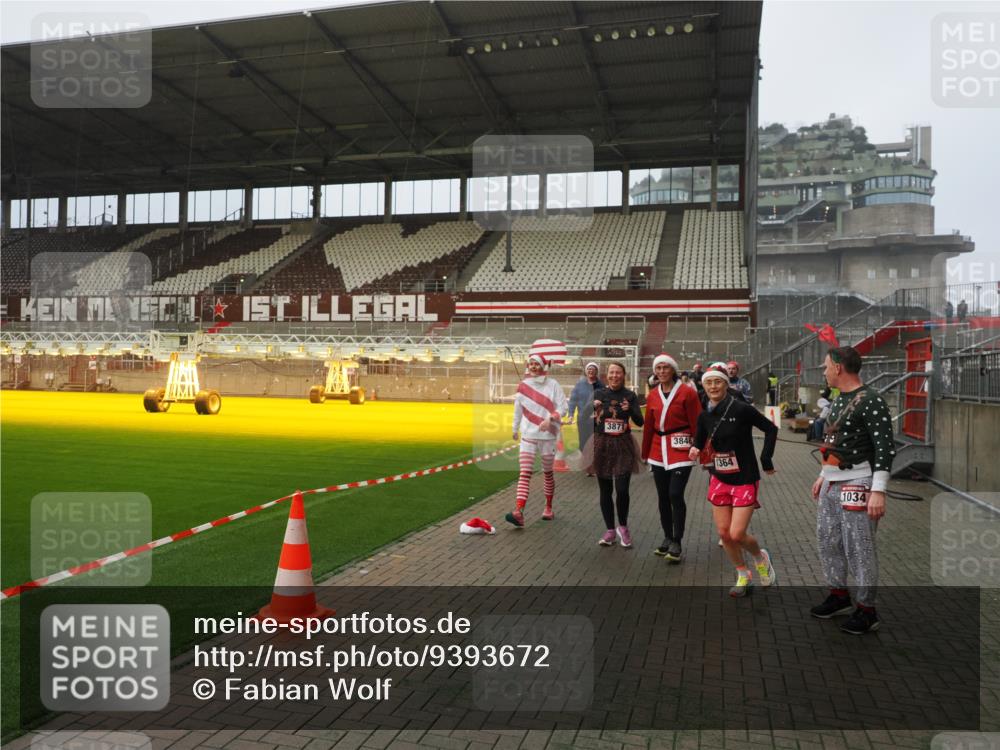 07.12.2025 - St. Pauli X-Mass-Run No. 15 Fabian Wolf http://msf.ph/oto/9393672 07.12.2025 10:20:08 Ziel 459, 1364, 1553, 1903, 2238, 2751, 2855, 3846, 3871, 3893, 4042, 4071, 4503 meine-sportfotos.de