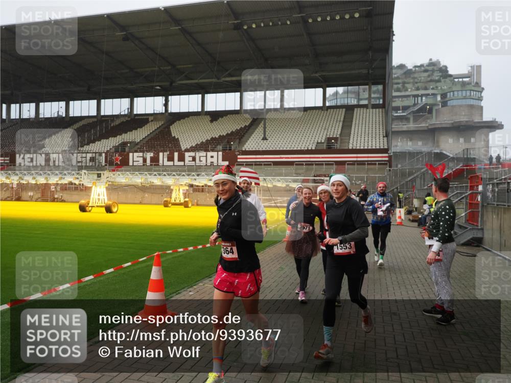 07.12.2025 - St. Pauli X-Mass-Run No. 15 Fabian Wolf http://msf.ph/oto/9393677 07.12.2025 10:20:09 Ziel 459, 1364, 1553, 1903, 2238, 2751, 2855, 3846, 3871, 3893, 4042, 4071, 4503 meine-sportfotos.de