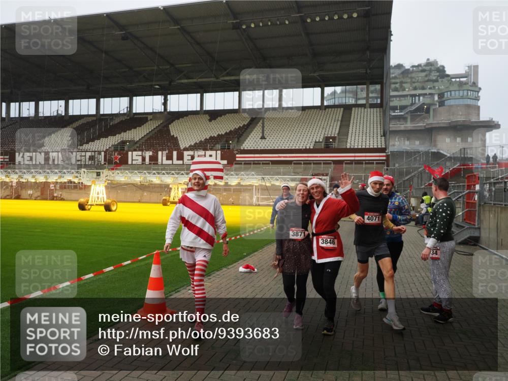 07.12.2025 - St. Pauli X-Mass-Run No. 15 Fabian Wolf http://msf.ph/oto/9393683 07.12.2025 10:20:10 Ziel 459, 1364, 1553, 1903, 2238, 2751, 2855, 3846, 3871, 3893, 4042, 4071, 4503 meine-sportfotos.de