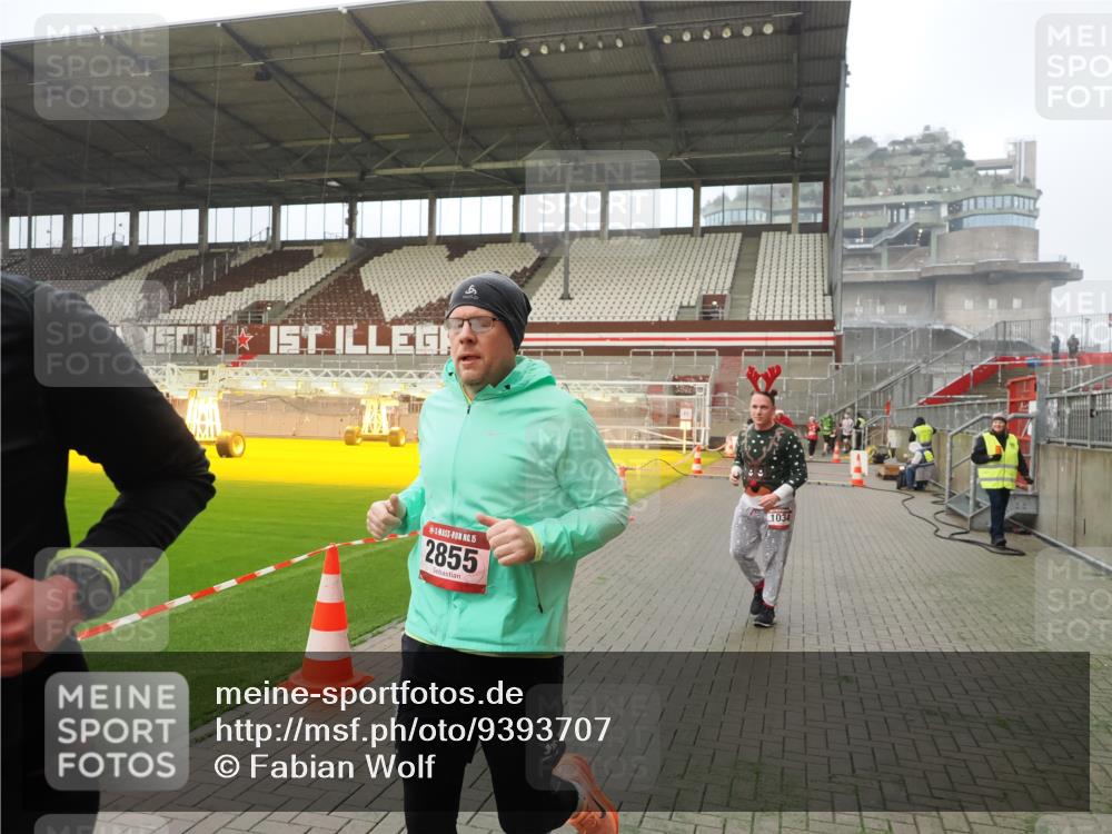 07.12.2025 - St. Pauli X-Mass-Run No. 15 Fabian Wolf http://msf.ph/oto/9393707 07.12.2025 10:20:16 Ziel 459, 1364, 1553, 1903, 2238, 2751, 2855, 3846, 3871, 4042, 4071, 4503, 4523 meine-sportfotos.de