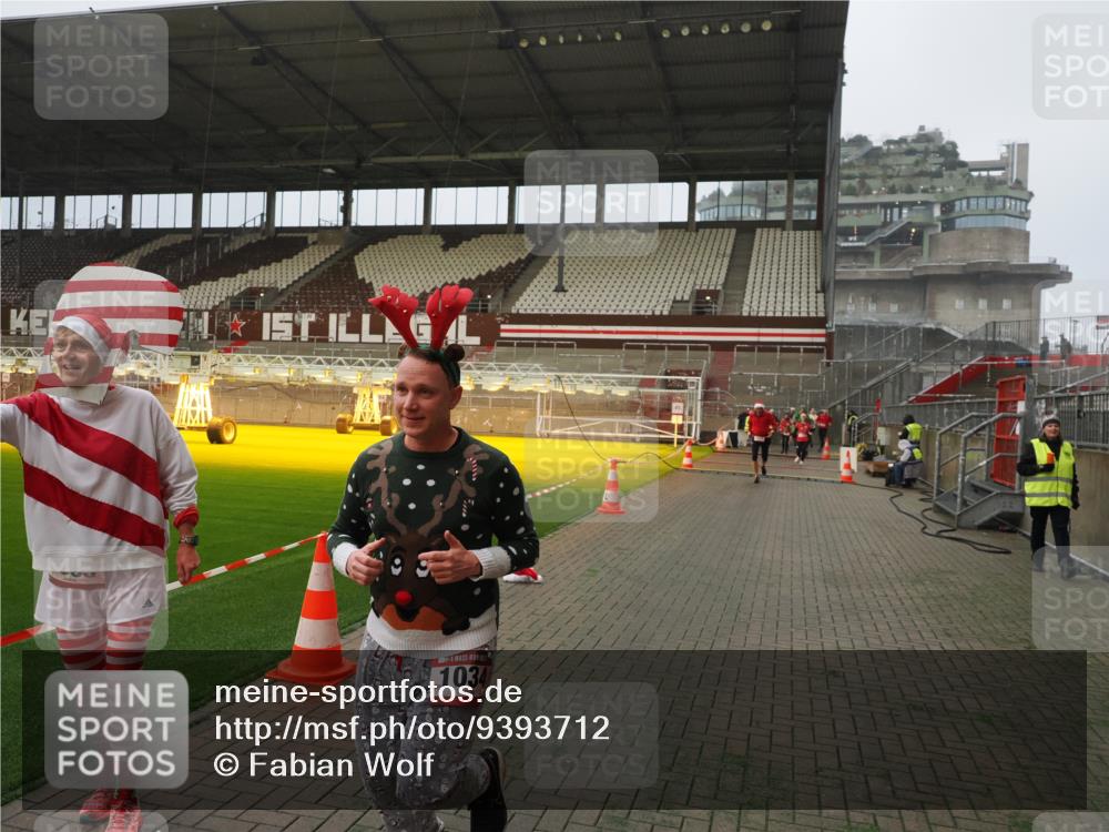 07.12.2025 - St. Pauli X-Mass-Run No. 15 Fabian Wolf http://msf.ph/oto/9393712 07.12.2025 10:20:18 Ziel 459, 1364, 1553, 1903, 2751, 2855, 3871, 4042, 4071, 4116, 4503, 4523 meine-sportfotos.de