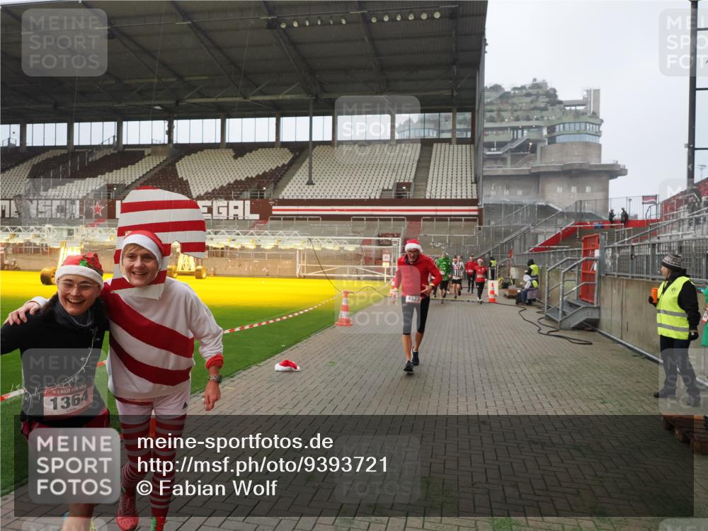 07.12.2025 - St. Pauli X-Mass-Run No. 15 Fabian Wolf http://msf.ph/oto/9393721 07.12.2025 10:20:22 Ziel 447, 452, 459, 461, 478, 1553, 2187, 2855, 3473, 3832, 4042, 4071, 4116, 4503, 4523 meine-sportfotos.de