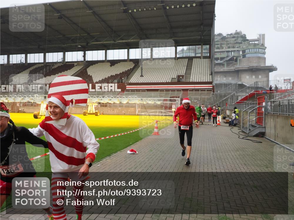 07.12.2025 - St. Pauli X-Mass-Run No. 15 Fabian Wolf http://msf.ph/oto/9393723 07.12.2025 10:20:22 Ziel 447, 452, 459, 461, 478, 1553, 2187, 2855, 3473, 3832, 4042, 4071, 4116, 4503, 4523 meine-sportfotos.de