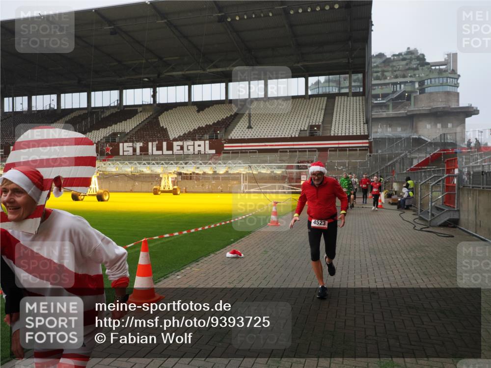 07.12.2025 - St. Pauli X-Mass-Run No. 15 Fabian Wolf http://msf.ph/oto/9393725 07.12.2025 10:20:23 Ziel 447, 452, 459, 461, 478, 2187, 2855, 3473, 3832, 4042, 4071, 4116, 4503, 4523 meine-sportfotos.de