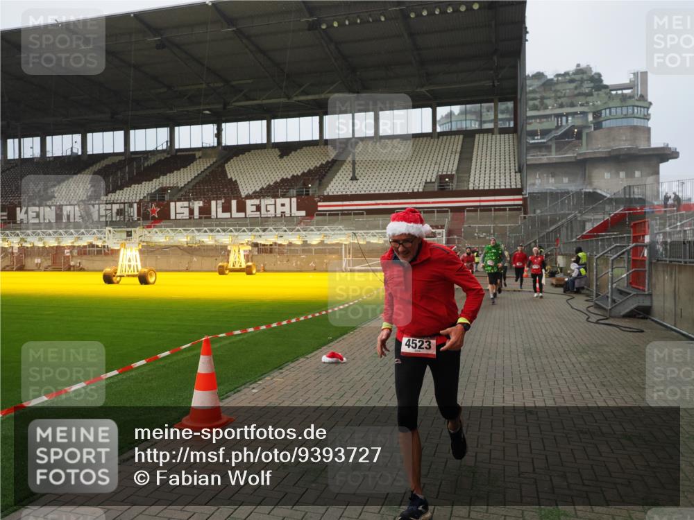 07.12.2025 - St. Pauli X-Mass-Run No. 15 Fabian Wolf http://msf.ph/oto/9393727 07.12.2025 10:20:23 Ziel 447, 452, 459, 461, 478, 2187, 2855, 3473, 3832, 4042, 4071, 4116, 4503, 4523 meine-sportfotos.de