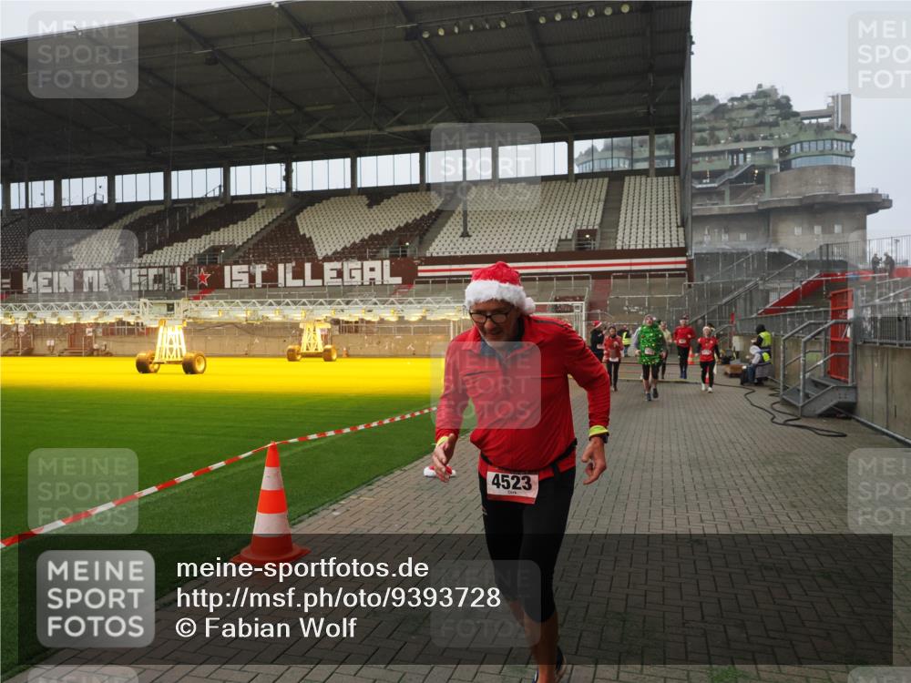 07.12.2025 - St. Pauli X-Mass-Run No. 15 Fabian Wolf http://msf.ph/oto/9393728 07.12.2025 10:20:24 Ziel 447, 452, 459, 461, 478, 2187, 2855, 3473, 3832, 4116, 4503, 4523 meine-sportfotos.de