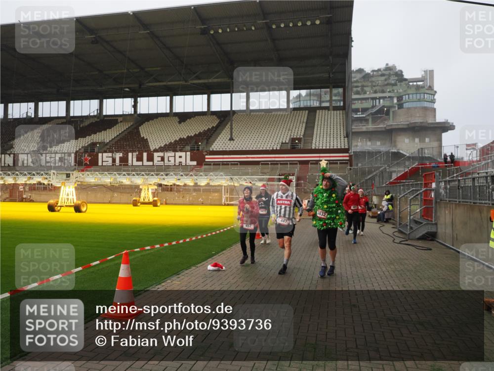 07.12.2025 - St. Pauli X-Mass-Run No. 15 Fabian Wolf http://msf.ph/oto/9393736 07.12.2025 10:20:27 Ziel 447, 452, 461, 478, 2187, 2855, 3473, 3832, 4116, 4490, 4503, 4523 meine-sportfotos.de