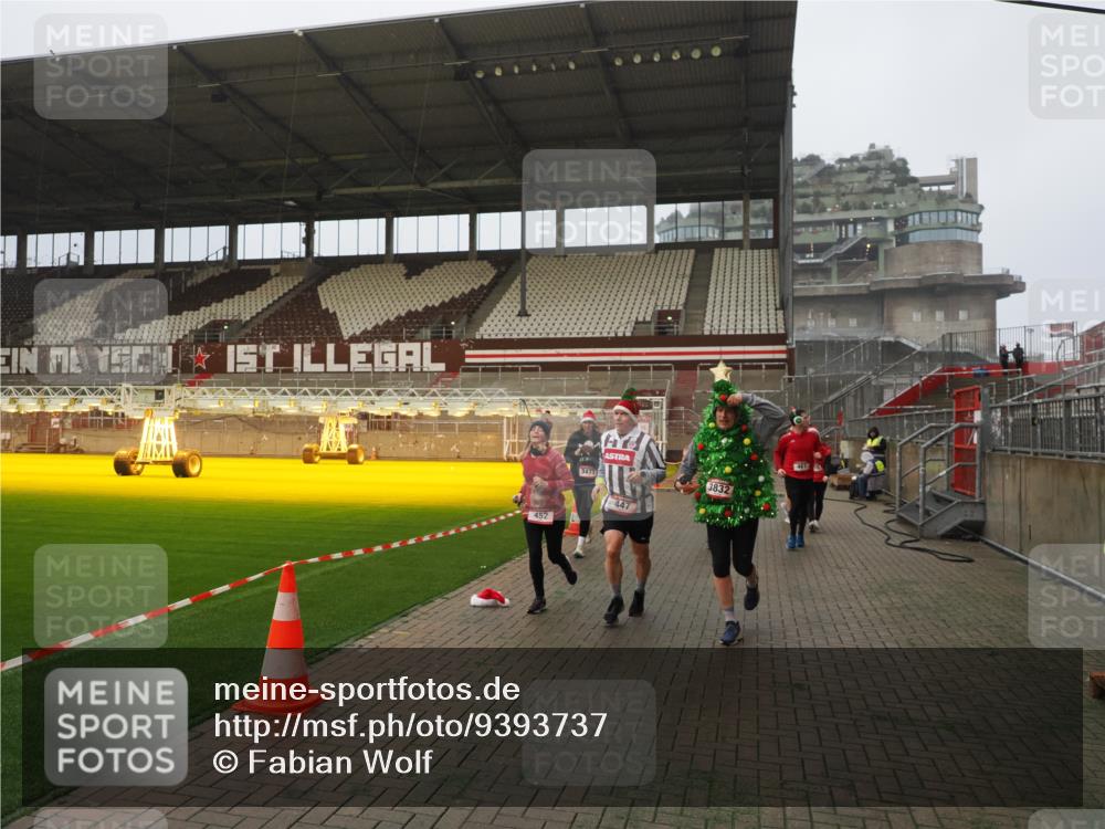 07.12.2025 - St. Pauli X-Mass-Run No. 15 Fabian Wolf http://msf.ph/oto/9393737 07.12.2025 10:20:27 Ziel 447, 452, 461, 478, 2187, 2855, 3473, 3832, 4116, 4490, 4503, 4523 meine-sportfotos.de
