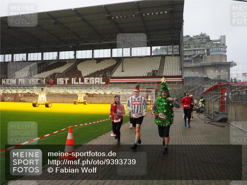 07.12.2025 - St. Pauli X-Mass-Run No. 15 Fabian Wolf http://msf.ph/oto/9393739 07.12.2025 10:20:28 Ziel 447, 452, 461, 478, 2187, 2855, 3473, 3832, 4116, 4490, 4503, 4523 meine-sportfotos.de