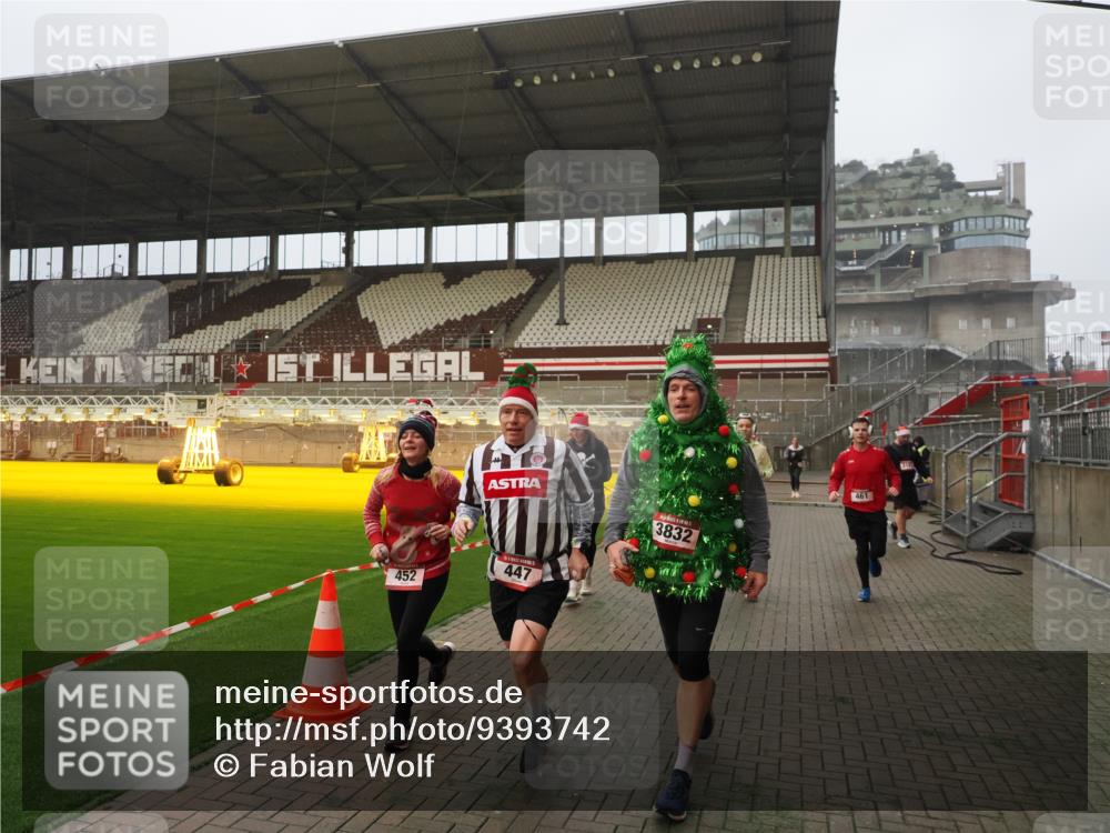 07.12.2025 - St. Pauli X-Mass-Run No. 15 Fabian Wolf http://msf.ph/oto/9393742 07.12.2025 10:20:28 Ziel 447, 452, 461, 478, 2187, 2855, 3473, 3832, 4116, 4490, 4503, 4523 meine-sportfotos.de