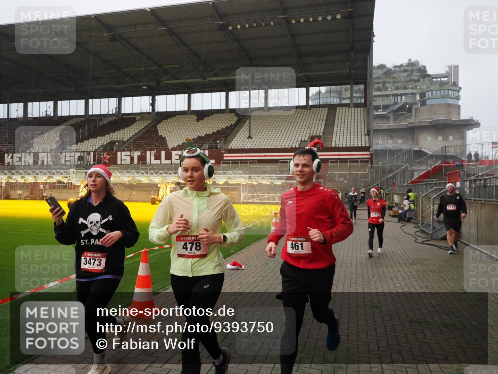 07.12.2025 - St. Pauli X-Mass-Run No. 15 Fabian Wolf http://msf.ph/oto/9393750 07.12.2025 10:20:30 Ziel 447, 452, 461, 478, 2187, 3473, 3832, 4116, 4490, 4523 meine-sportfotos.de