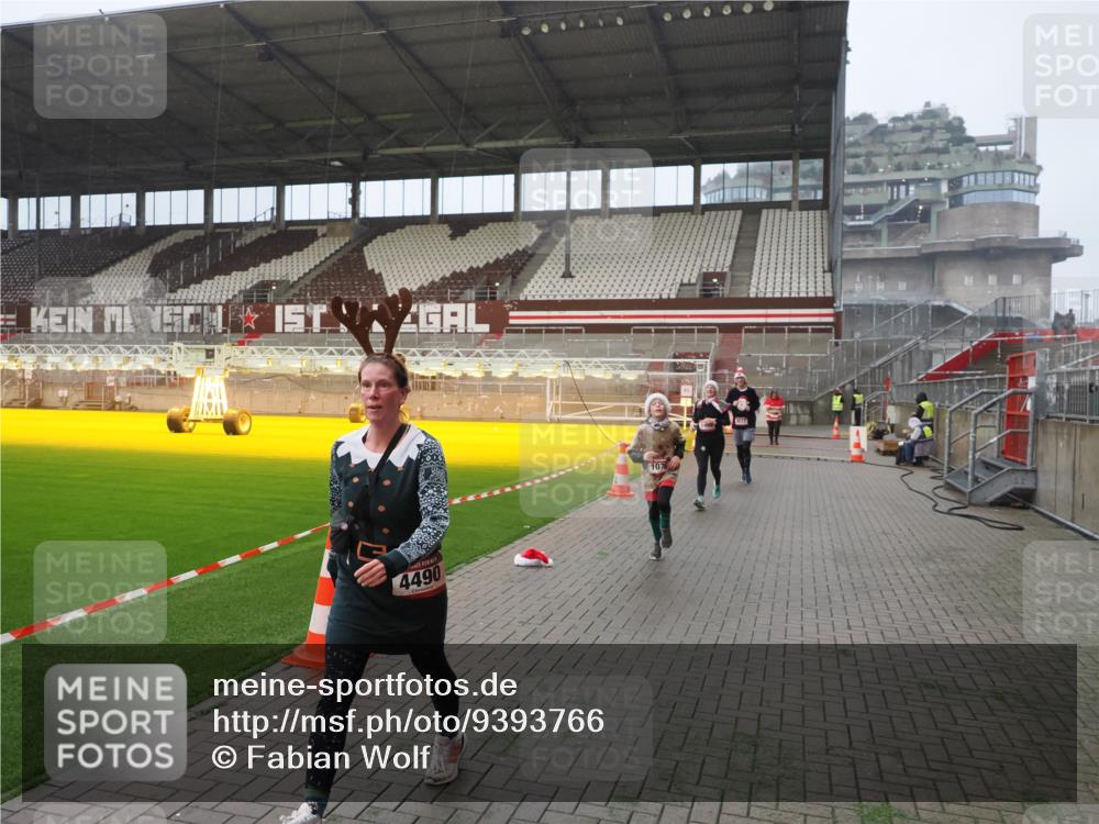 07.12.2025 - St. Pauli X-Mass-Run No. 15 Fabian Wolf http://msf.ph/oto/9393766 07.12.2025 10:20:39 Ziel 392, 447, 452, 461, 478, 1016, 1076, 1466, 2187, 3473, 3832, 4490, 4517 meine-sportfotos.de