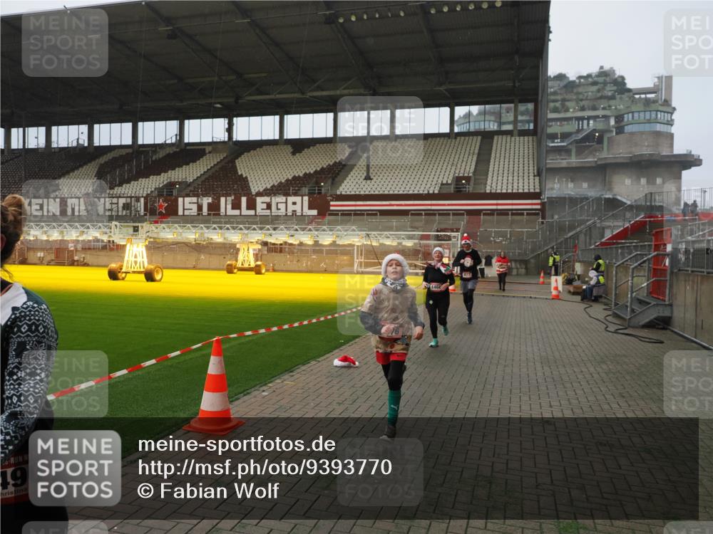 07.12.2025 - St. Pauli X-Mass-Run No. 15 Fabian Wolf http://msf.ph/oto/9393770 07.12.2025 10:20:40 Ziel 392, 447, 452, 461, 478, 1016, 1076, 1466, 2187, 3473, 3832, 4490, 4517 meine-sportfotos.de