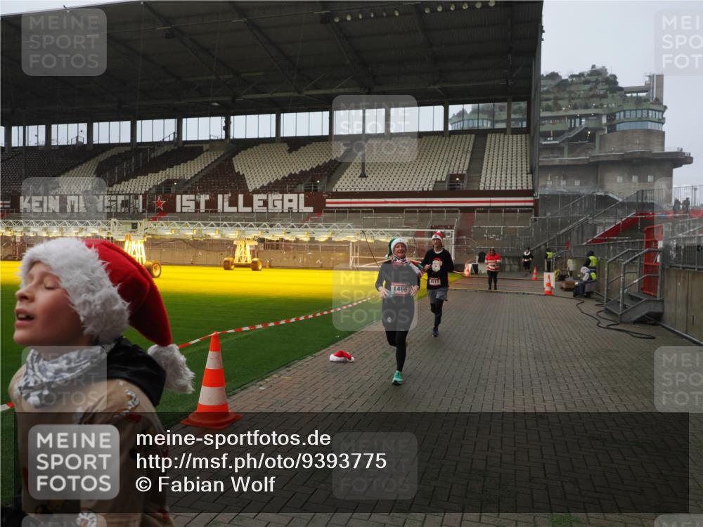 07.12.2025 - St. Pauli X-Mass-Run No. 15 Fabian Wolf http://msf.ph/oto/9393775 07.12.2025 10:20:41 Ziel 392, 447, 452, 461, 478, 1016, 1076, 1466, 2187, 3473, 4490, 4517 meine-sportfotos.de