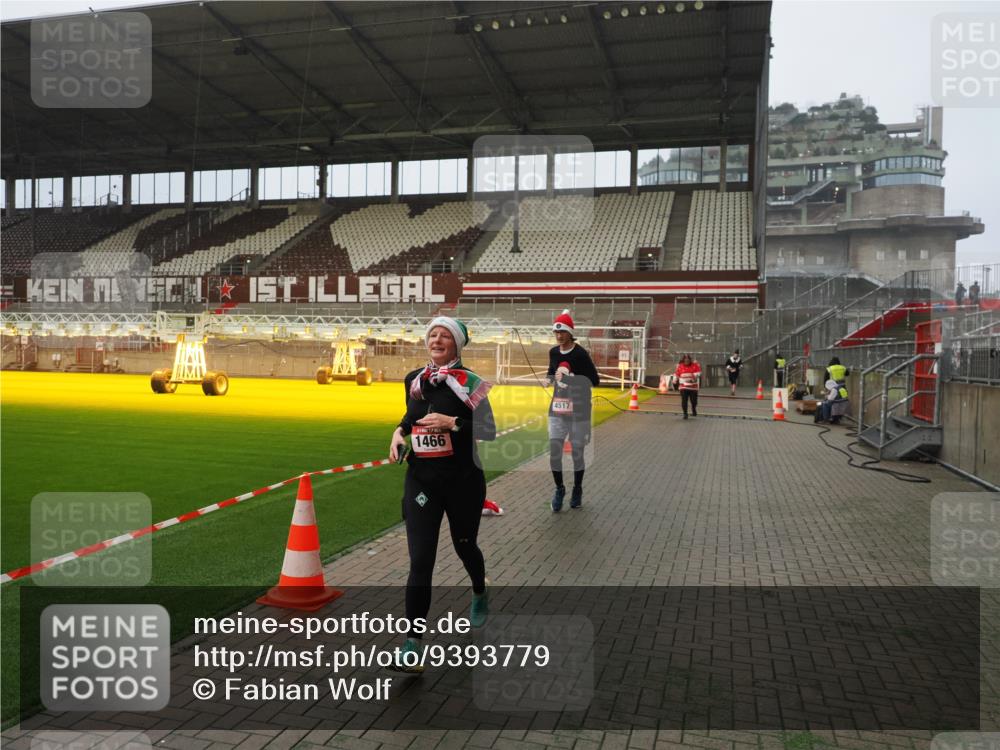 07.12.2025 - St. Pauli X-Mass-Run No. 15 Fabian Wolf http://msf.ph/oto/9393779 07.12.2025 10:20:42 Ziel 392, 461, 478, 1016, 1076, 1466, 2187, 4490, 4517 meine-sportfotos.de