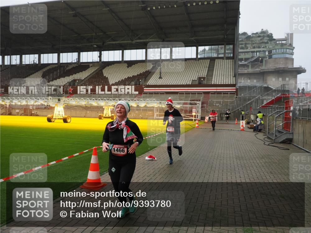 07.12.2025 - St. Pauli X-Mass-Run No. 15 Fabian Wolf http://msf.ph/oto/9393780 07.12.2025 10:20:42 Ziel 392, 461, 478, 1016, 1076, 1466, 2187, 4490, 4517 meine-sportfotos.de