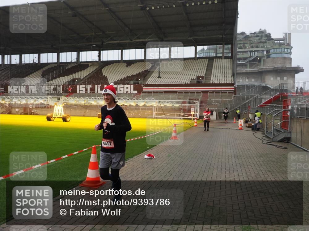 07.12.2025 - St. Pauli X-Mass-Run No. 15 Fabian Wolf http://msf.ph/oto/9393786 07.12.2025 10:20:44 Ziel 392, 1016, 1076, 1466, 4490, 4517 meine-sportfotos.de