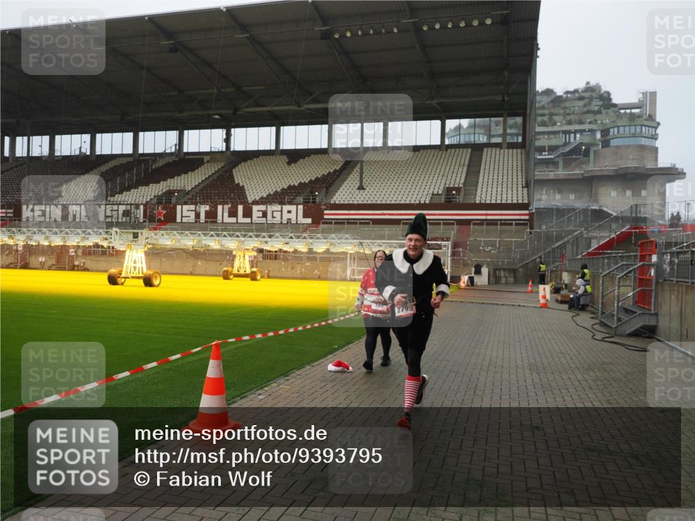 07.12.2025 - St. Pauli X-Mass-Run No. 15 Fabian Wolf http://msf.ph/oto/9393795 07.12.2025 10:20:52 Ziel 392, 1016, 1076, 1466, 2799, 4517 meine-sportfotos.de