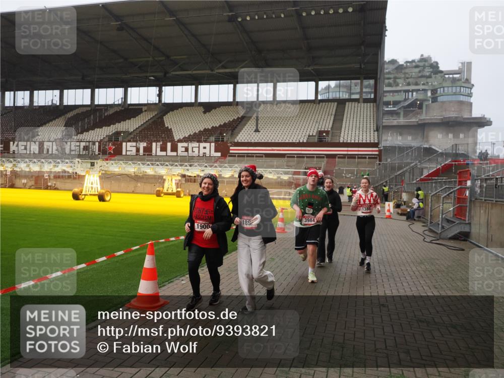 07.12.2025 - St. Pauli X-Mass-Run No. 15 Fabian Wolf http://msf.ph/oto/9393821 07.12.2025 10:21:10 Ziel 1386, 1407, 1898, 1900, 2565, 3984, 4338 meine-sportfotos.de