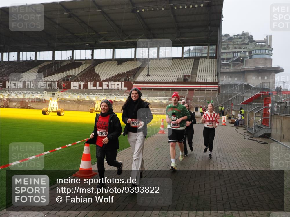07.12.2025 - St. Pauli X-Mass-Run No. 15 Fabian Wolf http://msf.ph/oto/9393822 07.12.2025 10:21:10 Ziel 1386, 1407, 1898, 1900, 2565, 3984, 4338 meine-sportfotos.de