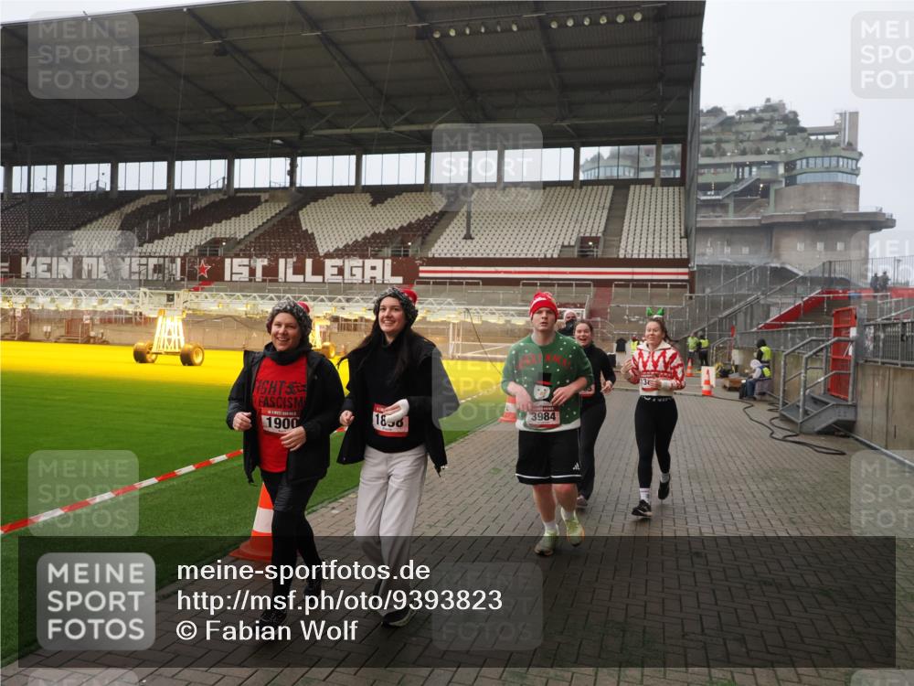 07.12.2025 - St. Pauli X-Mass-Run No. 15 Fabian Wolf http://msf.ph/oto/9393823 07.12.2025 10:21:10 Ziel 1386, 1407, 1898, 1900, 2565, 3984, 4338 meine-sportfotos.de