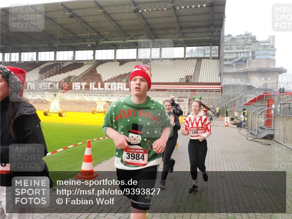 07.12.2025 - St. Pauli X-Mass-Run No. 15 Fabian Wolf http://msf.ph/oto/9393827 07.12.2025 10:21:11 Ziel 1386, 1407, 1898, 1900, 2173, 2565, 3984, 4338 meine-sportfotos.de